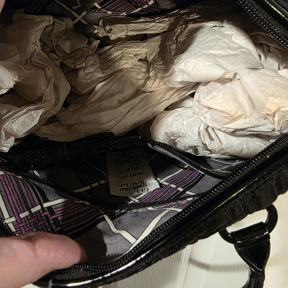 Vera Bradley small quilted barrel bag in the solid color Black - Picture 7 of 9
